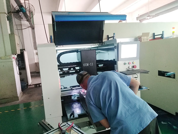 OIM-2异形插件机现场工人有序装机调试